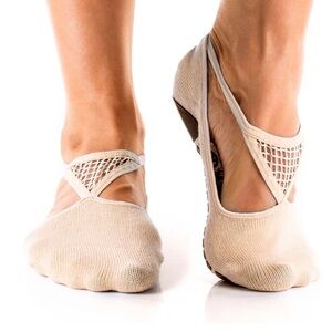 Arebesk Like New Muse Tan Closed Toe Barre Grip Socks, Size Medium